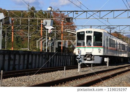 西武秩父線列車在橫瀨站停靠 119819297