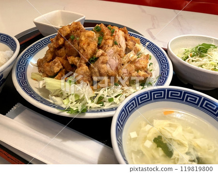 一大份炸五花肉,一頓豐盛的中式午餐 一大份炸五花肉,一頓豐盛的中式午餐 119819800