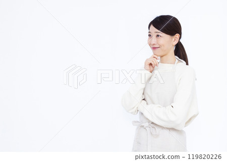 Housewife thinking with a smile 119820226
