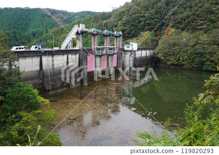 久賀水壩（岡山縣管理的防洪、灌溉用水和發電用重力混凝土水壩） 119820293