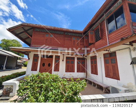 Detailed view of windows, doors and balconies of city buildings Detailed view of windows, doors and balconies of city buildings 119820517