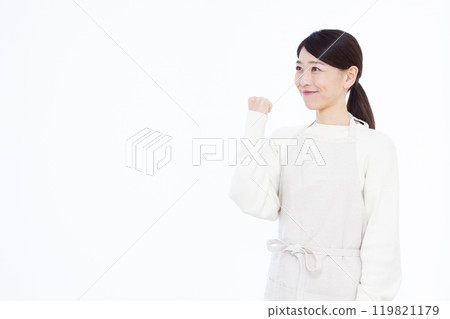 家庭主婦微笑著做拳頭泵 119821179