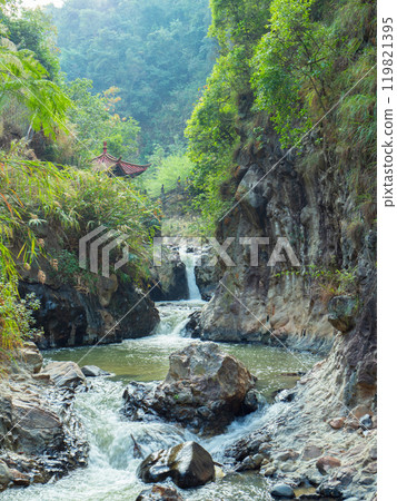 雲南騰沖熱海溫泉景區的瀑布與小溪 119821395