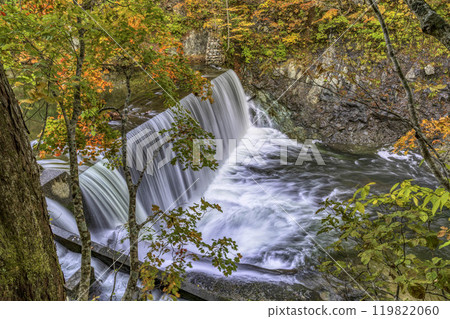 雅根山澗之秋 119822060