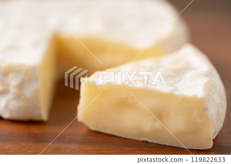 切好的卡門貝爾起司的特寫 119822633