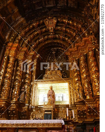 葡萄牙科英布拉聖克拉拉諾瓦修道院教堂的祭壇 葡萄牙科英布拉聖克拉拉諾瓦修道院教堂的祭壇 119822770