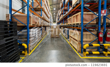 [Logistics] Image of a logistics warehouse 119823691