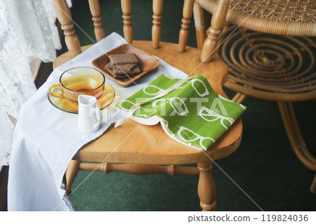 下午茶時間，閱讀一本帶有手工製作書籍封面的平裝書、餅乾和茶 119824036