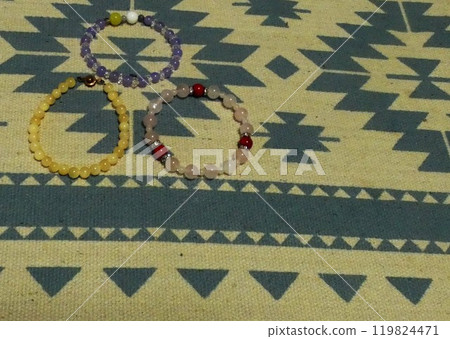 [Bracelet] and tablecloth pattern 119824471