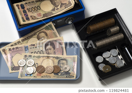 使用手持保險箱和現金提前付款的圖片 119824481