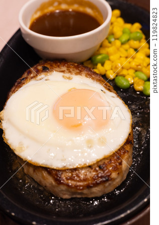 美味的鐵板歐姆蛋漢堡 美味的鐵板歐姆蛋漢堡 119824823
