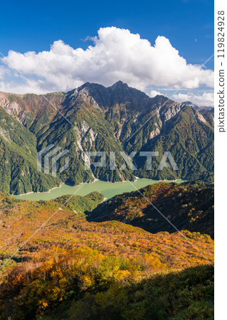 Toyama Prefecture: Autumn foliage at Tateyama Kurobe Alpine Route and Daikanbo Cloud Terrace 119824928