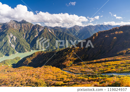 Toyama Prefecture: Autumn foliage at Tateyama Kurobe Alpine Route and Daikanbo Cloud Terrace 119824937