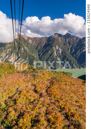 Toyama Prefecture: Autumn foliage at Tateyama Kurobe Alpine Route and Daikanbo Cloud Terrace 119824946