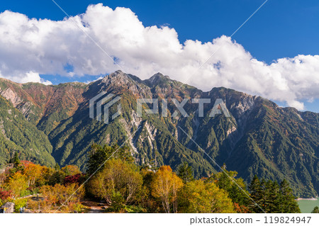 Toyama Prefecture: Autumn foliage at Tateyama Kurobe Alpine Route and Daikanbo Cloud Terrace 119824947