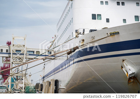 停泊的渡輪 119826707