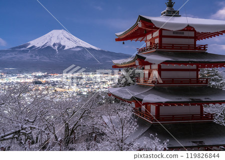 [Yamanashi Prefecture] Mt. Fuji and snowy Arakurayama Sengen Park/Japanese snow scene 119826844