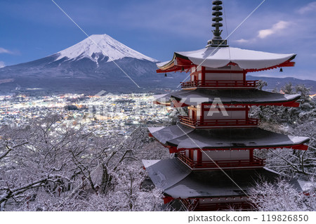 [Yamanashi Prefecture] Mt. Fuji and snowy Arakurayama Sengen Park/Japanese snow scene 119826850