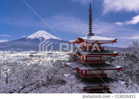 【山梨郡】富士山與白雪皚皚的新倉山淺間公園/日本雪景 119826851