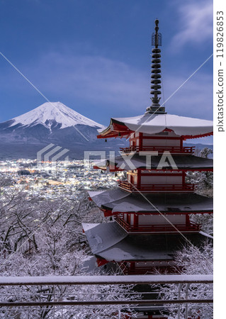 【山梨郡】富士山與白雪皚皚的新倉山淺間公園/日本雪景 119826853