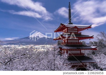 [Yamanashi Prefecture] Mt. Fuji and snowy Arakurayama Sengen Park/Japanese snow scene 119826858