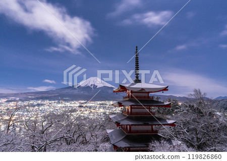 【山梨郡】富士山與白雪皚皚的新倉山淺間公園/日本雪景 119826860