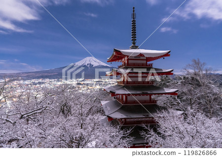 【山梨郡】富士山與白雪皚皚的新倉山淺間公園/日本雪景 【山梨郡】富士山與白雪皚皚的新倉山淺間公園/日本雪景 119826866