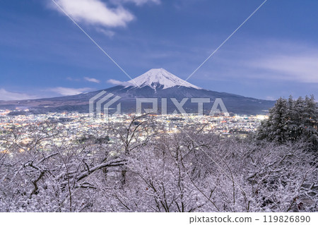【山梨郡】富士山與白雪皚皚的新倉山淺間公園/日本雪景 【山梨郡】富士山與白雪皚皚的新倉山淺間公園/日本雪景 119826890