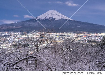 【山梨郡】富士山與白雪皚皚的新倉山淺間公園/日本雪景 【山梨郡】富士山與白雪皚皚的新倉山淺間公園/日本雪景 119826892