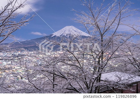 【山梨郡】富士山與白雪皚皚的新倉山淺間公園/日本雪景 【山梨郡】富士山與白雪皚皚的新倉山淺間公園/日本雪景 119826896