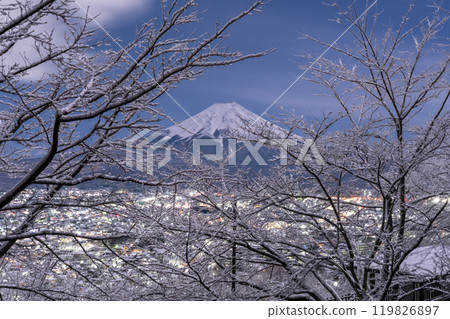 【山梨郡】富士山與白雪皚皚的新倉山淺間公園/日本雪景 【山梨郡】富士山與白雪皚皚的新倉山淺間公園/日本雪景 119826897