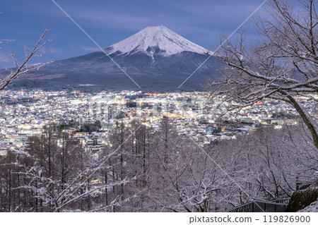[Yamanashi Prefecture] Mt. Fuji and snowy Arakurayama Sengen Park/Japanese snow scene 119826900