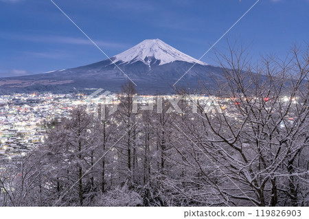 【山梨郡】富士山與白雪皚皚的新倉山淺間公園/日本雪景 119826903