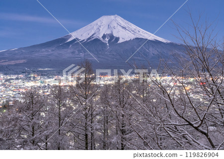 【山梨郡】富士山與白雪皚皚的新倉山淺間公園/日本雪景 119826904