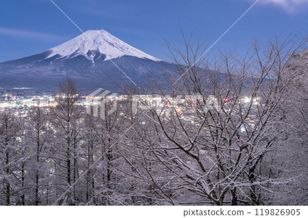 【山梨郡】富士山與白雪皚皚的新倉山淺間公園/日本雪景 119826905