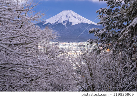 【山梨郡】富士山與白雪皚皚的新倉山淺間公園/日本雪景 119826909