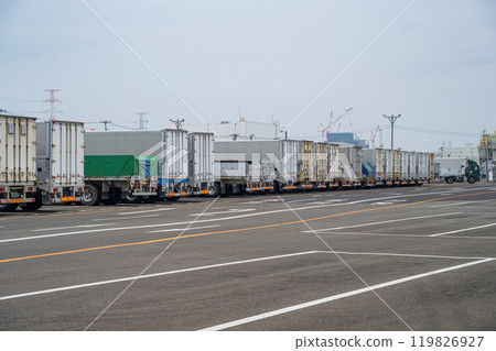 仙台港卡車碼頭風景 119826927