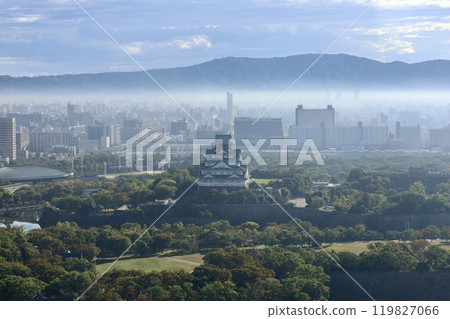 漂浮在晨霧中的大阪城，生駒山，將大阪與大阪分開，大阪城公園，大阪府廳，晨霧，古老的山脈，大阪 119827066