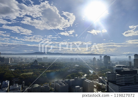 漂浮在晨霧中的大阪城,生駒山,將大阪與大阪分開,大阪城公園,大阪府廳,晨霧,古老的山脈,大阪 漂浮在晨霧中的大阪城,生駒山,將大阪與大阪分開,大阪城公園,大阪府廳,晨霧,古老的山脈,大阪 119827072
