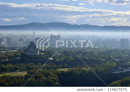漂浮在晨霧中的大阪城,生駒山,將大阪與大阪分開,大阪城公園,大阪府廳,晨霧,古老的山脈,大阪 漂浮在晨霧中的大阪城,生駒山,將大阪與大阪分開,大阪城公園,大阪府廳,晨霧,古老的山脈,大阪 119827073