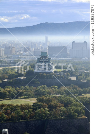 漂浮在晨霧中的大阪城,生駒山,將大阪與大阪分開,大阪城公園,大阪府廳,晨霧,古老的山脈,大阪 漂浮在晨霧中的大阪城,生駒山,將大阪與大阪分開,大阪城公園,大阪府廳,晨霧,古老的山脈,大阪 119827075