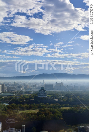 漂浮在晨霧中的大阪城,生駒山,將大阪與大阪分開,大阪城公園,大阪府廳,晨霧,古老的山脈,大阪 漂浮在晨霧中的大阪城,生駒山,將大阪與大阪分開,大阪城公園,大阪府廳,晨霧,古老的山脈,大阪 119827079