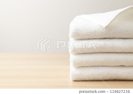 毛巾疊在桌子上 119827238