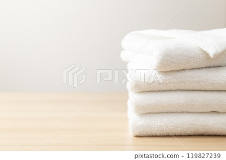 毛巾疊在桌子上 119827239