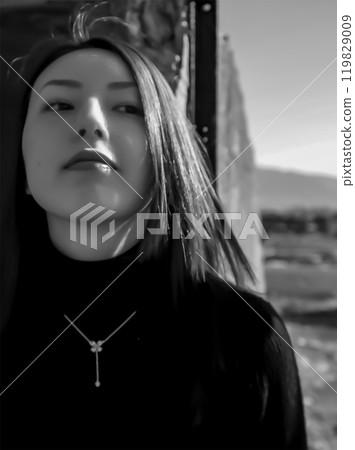 年輕女子的凝視黑白照片 年輕女子的凝視黑白照片 119829009