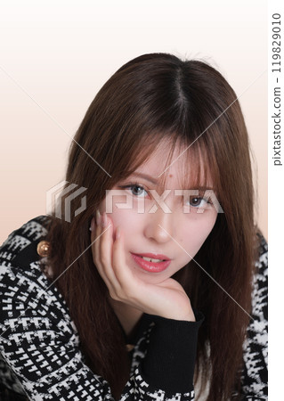 美麗的年輕女子對漸變背景的凝視 119829010