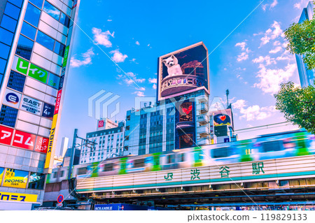 日本清晨的東京城市景觀...從忠犬八公檢票口眺望澀谷站、山手線、3D八公等=21號 119829133