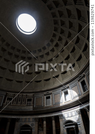 Shaft of light in the Pantheon in centre of Rome 119829741