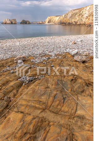 Pebble beach on the Atlantic coast. 119830998