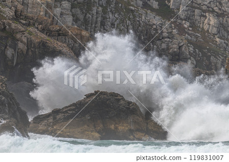 Large waves of the Atlantic Ocean crash against the rocks of a cliff 119831007
